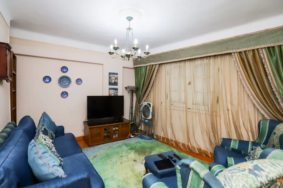 شقة للبيع 242 م جناكليس (ش عمر المختار) -