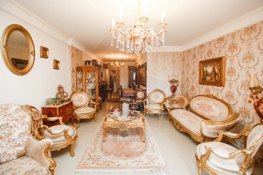 شقة للبيع 165 م كفر عبده ( ش سكينة بنت الحسين  )