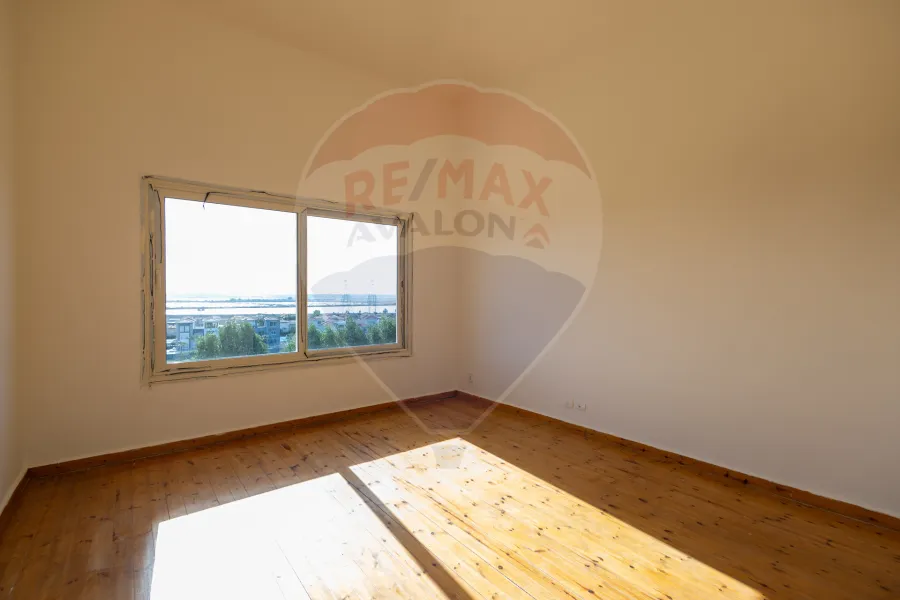 فيلا ستاند الون للبيع 1,300 م (اليكس ويست - انطونيادس)