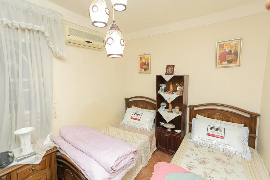 شقة للبيع 170م ميامي (ش جمال عبد الناصر الرئيسي - بالقرب من الاكايميه العربيه)