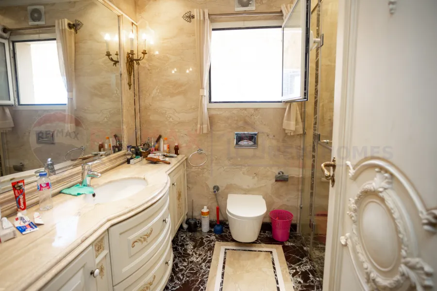 شقة للبيع 600 م سان ستيفانو (على البحر مباشرة - برج النحاس)