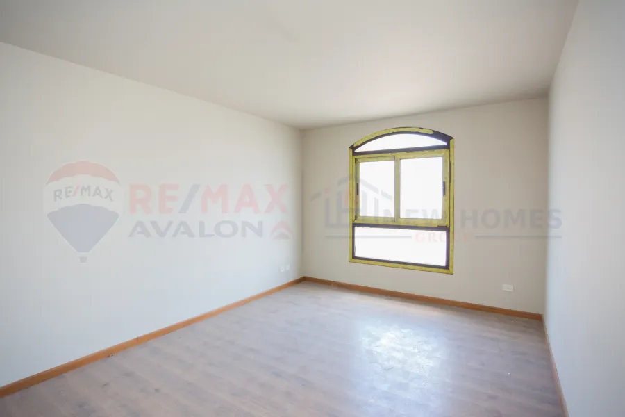 شقة للبيع 270 م ستانلي (ش عبد العزيز فهمي - برج براند) - اول سكن