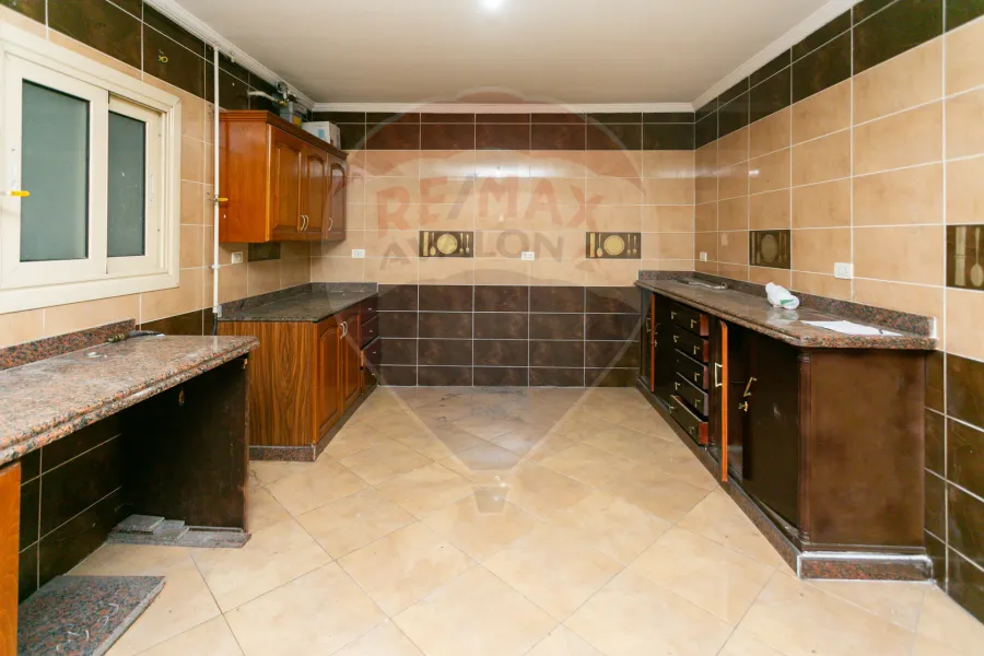 شقة للبيع 225 م لوران (علي الترام مباشرة)