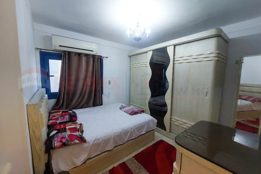 شقة مفروشة للإيجار السنوي 120 م سيدي جابر (عمارات الضباط - اول نمرة بحر)