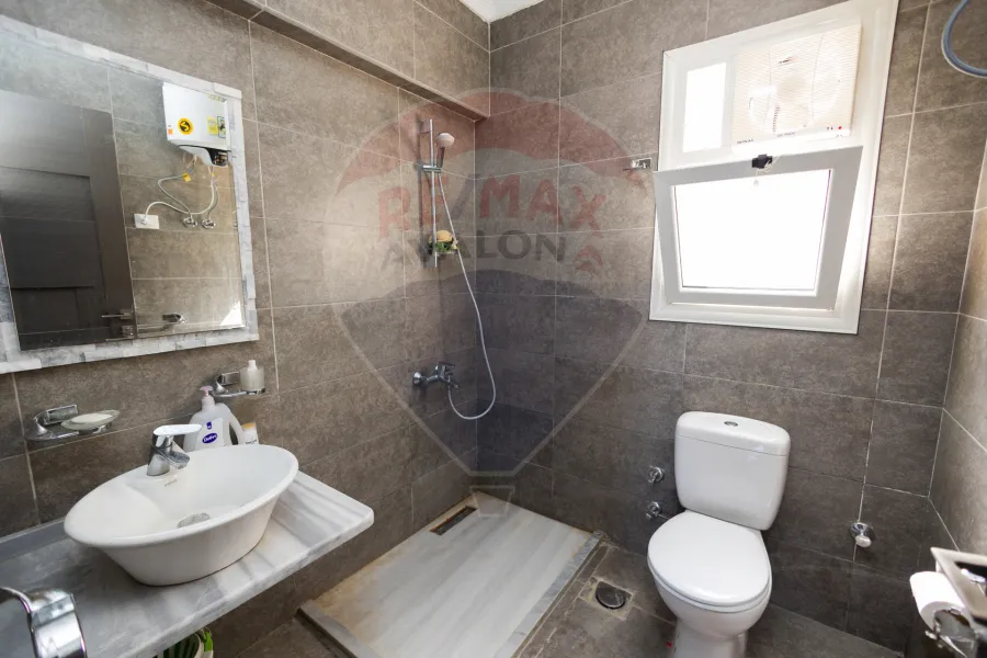 شاليه ارضي مفروش للبيع (سي فيو - رأس الحكمه) 120 م