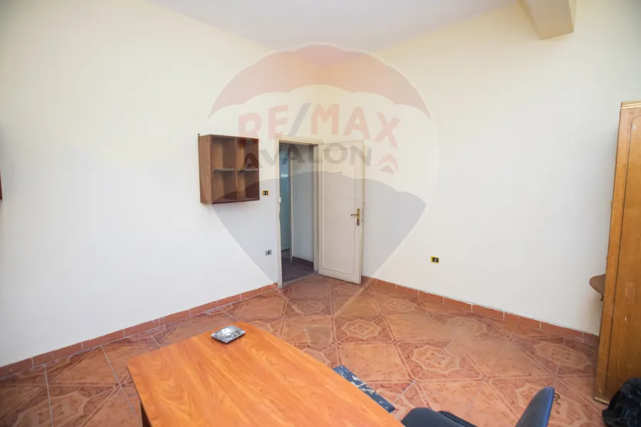 شقة إدارى للإيجار 170 م ميامى (على البحر مباشرة)