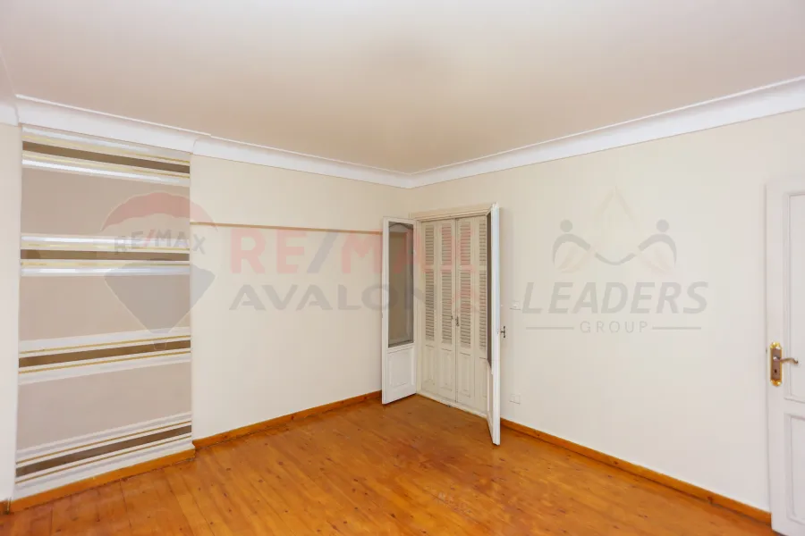 شقة للبيع 250 م جناكليس (ش ابو قير)