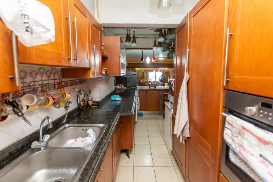 شقة للبيع 225 م كامب شيزار (علي البحر مباشرة)