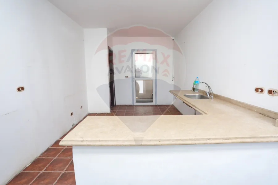 شقة للإيجار 285 م مباني + 210 م تراس سموحة (شارع زكي رجب)