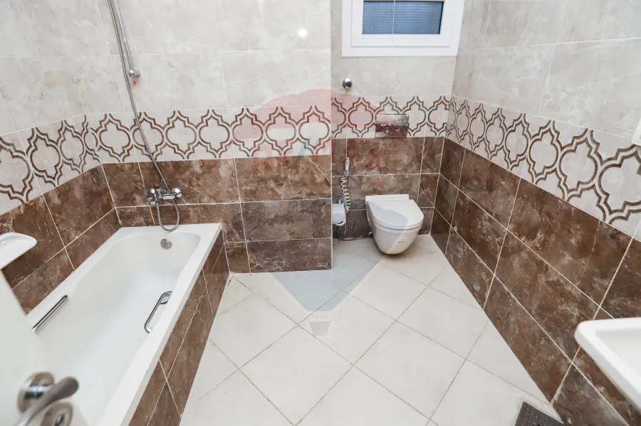 شقه للايجار 220 م  سموحه ( ابراج الجيش )