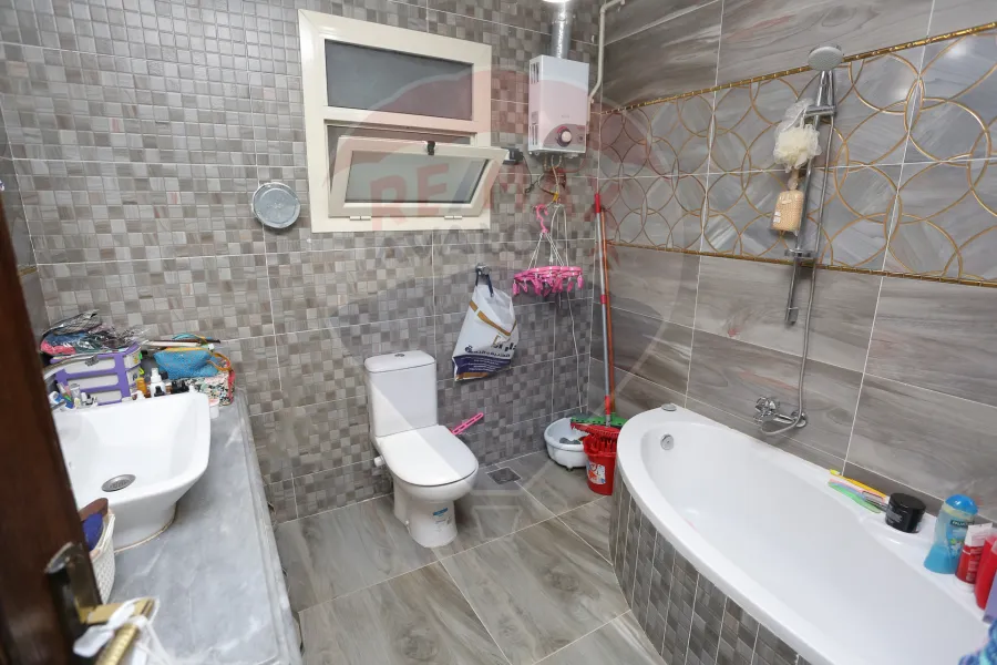 شقة للإيجار 225 م جناكليس (علي الترام مباشرة)