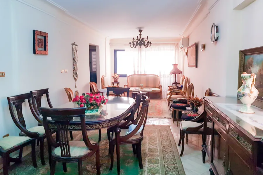 شقة للبيع 100 م  لوران ( خلف بنك مصر )