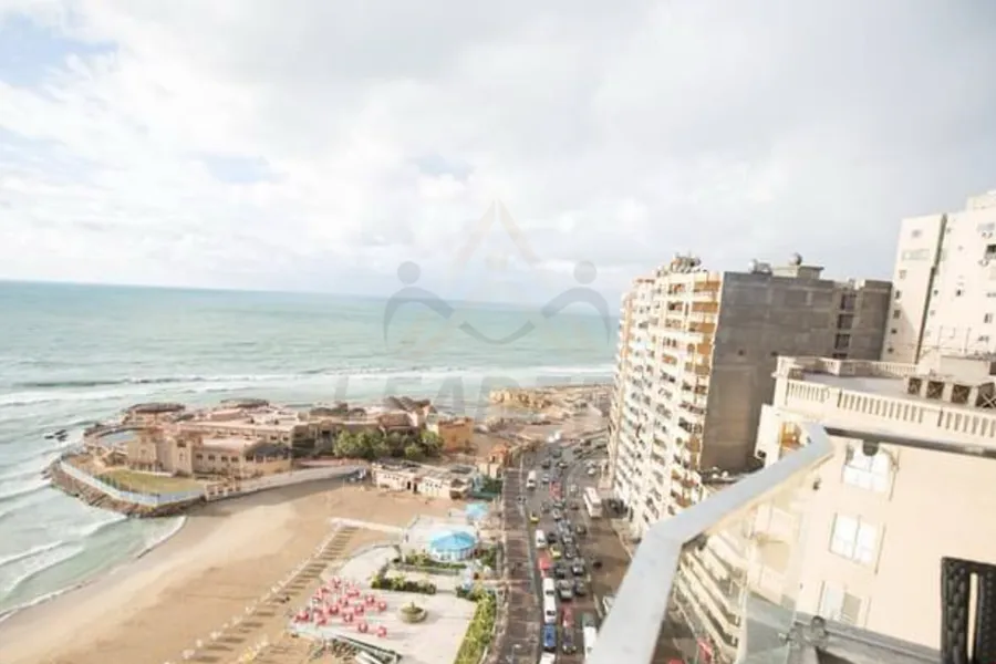 شقة للبيع 230 م سيدي بشر (علي البحر مباشرة)