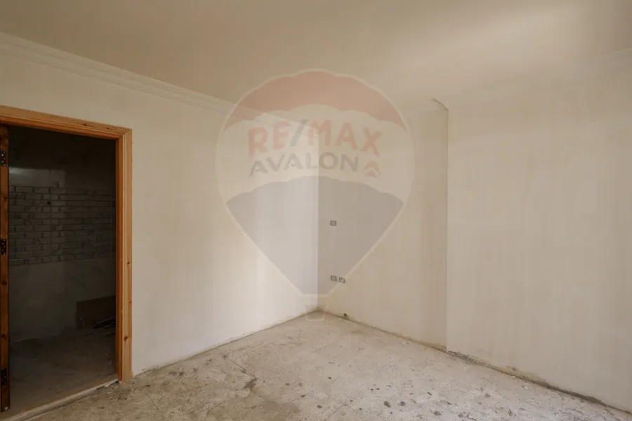 شقة للبيع 140 م المعمورة الشاطئ (خطوات من البحر)