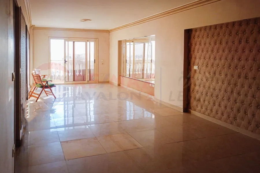 شقه للبيع 142 م كفر عبده (ش سكينة بنت الحسين)