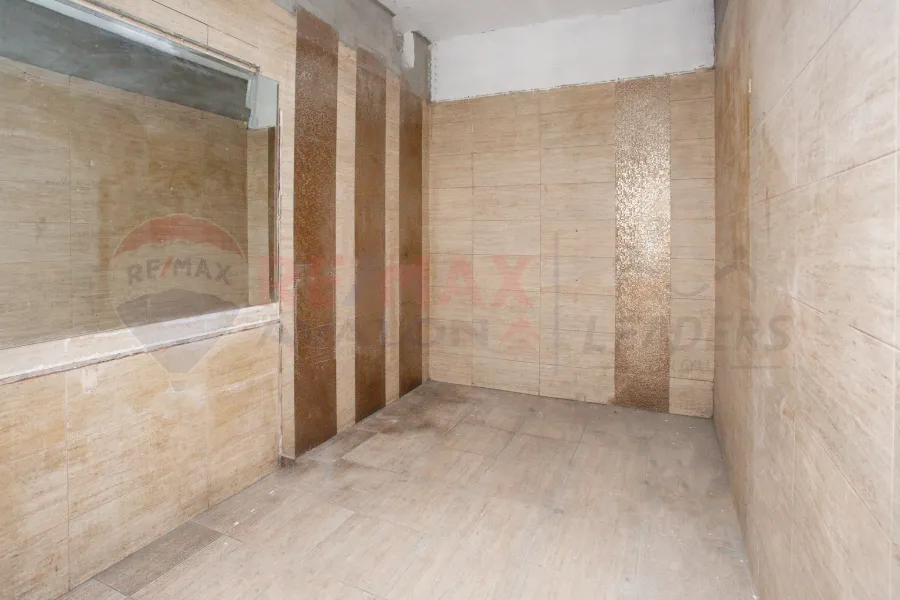 محل للإيجار 371 م المطار (بجوار مستشفي طلعت مصطفي)