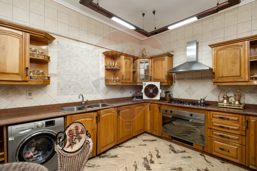 شقة للبيع 350 م  سابا باشا (على البحر مباشرة)