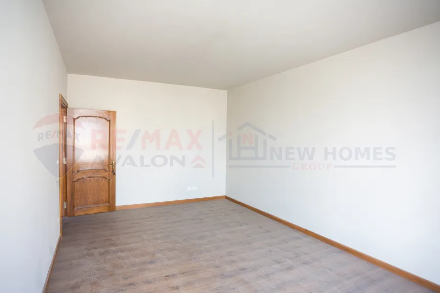 شقة للبيع 270 م ستانلي (ش عبد العزيز فهمي - برج براند) - اول سكن