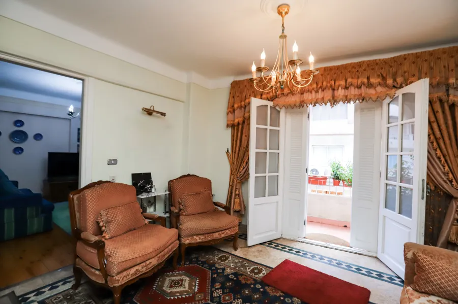 شقة للبيع 242 م جناكليس (ش عمر المختار) -