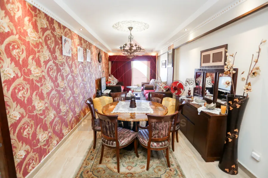 شقة للبيع  140 م ثروت ( ش عزيز كحيل )