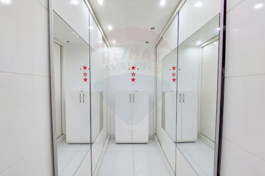 شقة للبيع 400 م سابا باشا (علي البحر مباشرة)