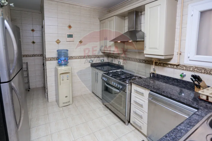 شقة للبيع 200 م ستانلي (علي البحر مباشرة) الشقة على ناصية