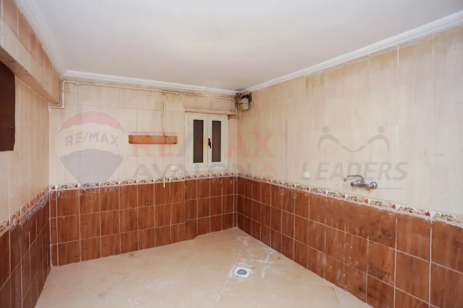 شقة للبيع 250 م جناكليس (ش ابو قير)