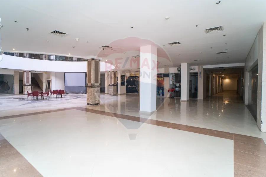 محل للايجار 220 م المنتزه (داخل مول رويال بلازا)