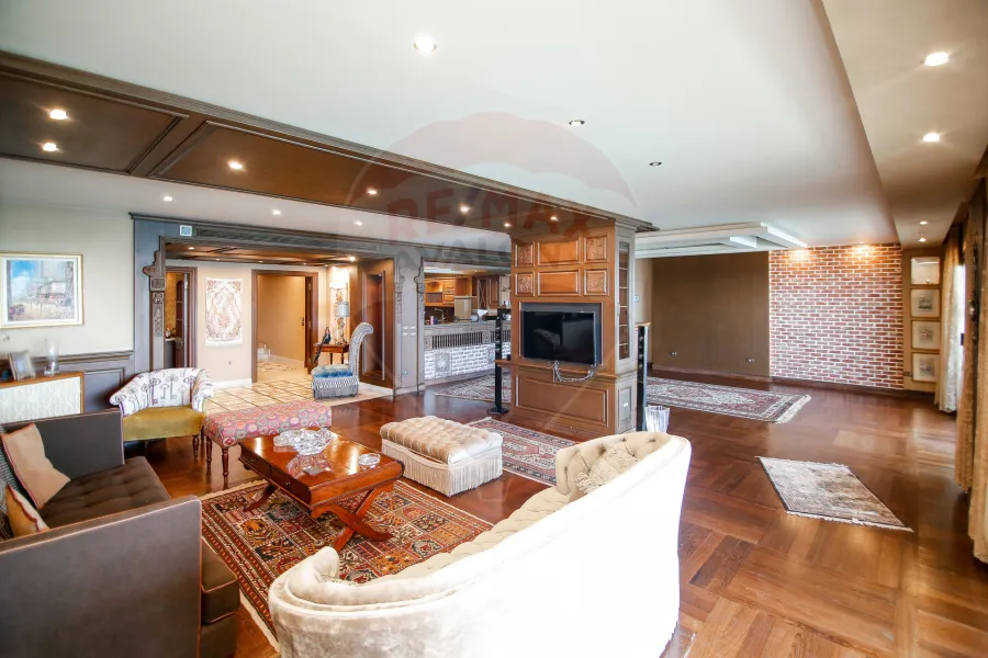 شقة للبيع 365 م السرايا ( على البحر مباشرة )