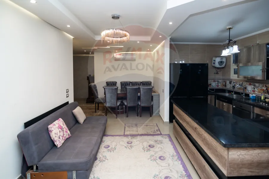 شقة للبيع 125 م كامب شيزار (على البحر مباشرة - عمارة براند)