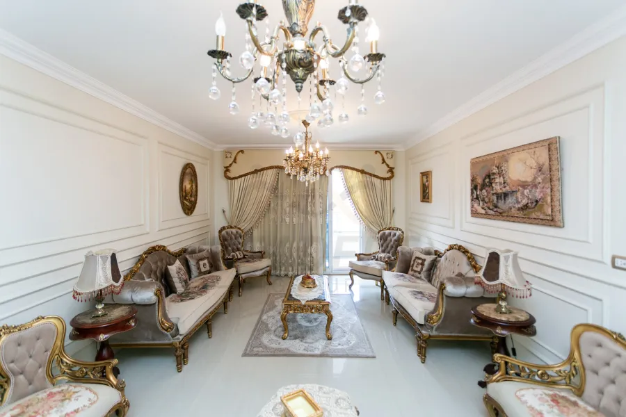 شقة للبيع 190 م كامب شيزار (علي الترام مباشرةً)