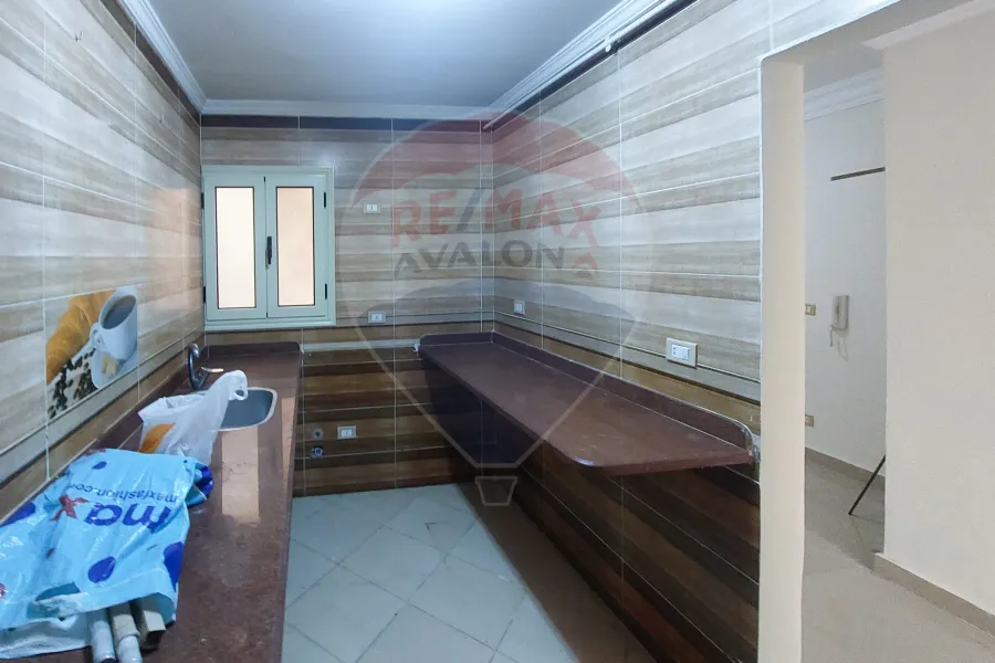 Apartment for rent 185m Louran (steps from Victoria College)