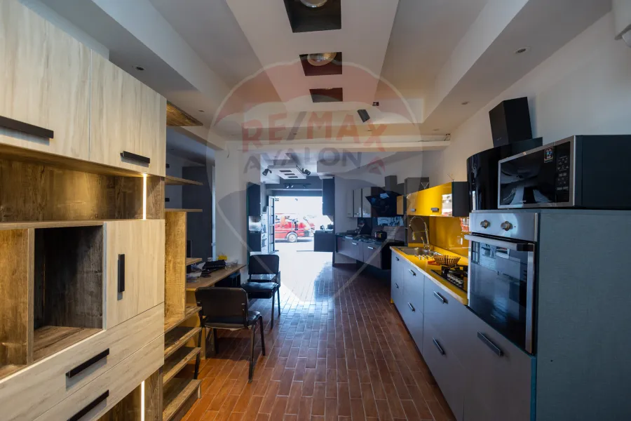 محل + ميزان للبيع 83 م + 100 م السرايا (على البحر مباشرة)