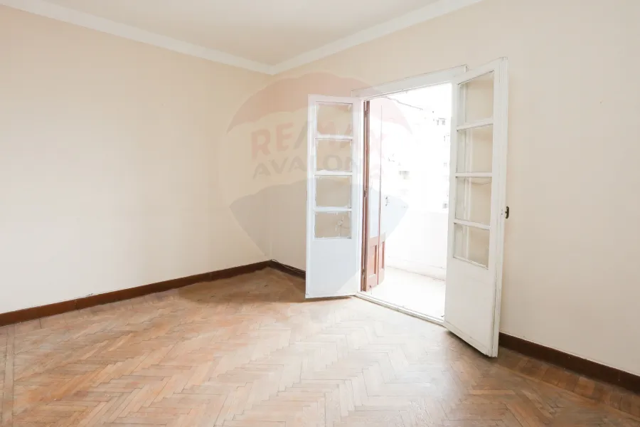 شقة اداري او سكني للايجار 100 م الأزاريطة (خطوات من البحر)