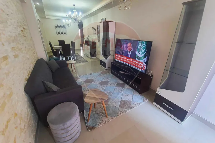 شقة للايجار المفروش 130 م كامب شيزار (تاني نمرة من البحر)