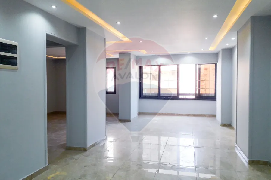 شقة للايجار 200 م الاقبال (علي الترام مباشرة)