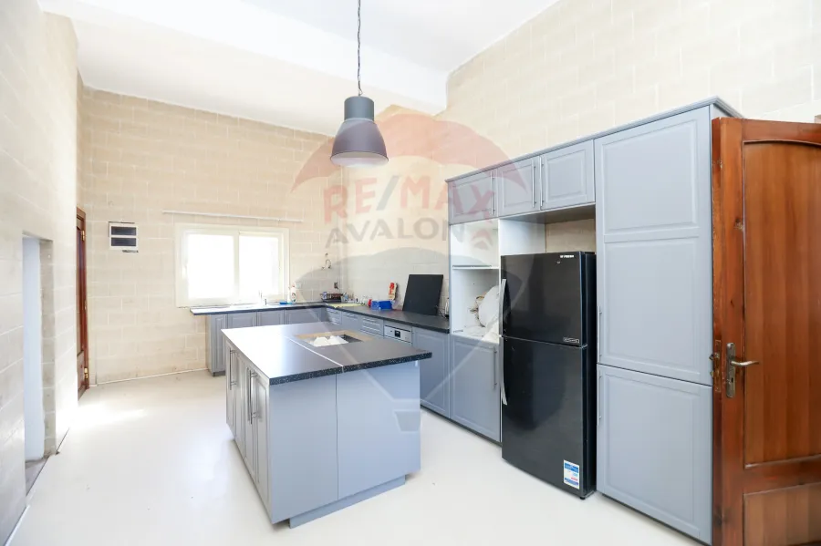 قصر للبيع 3,800 م كينج مريوط (علي البحيرة مباشرة)