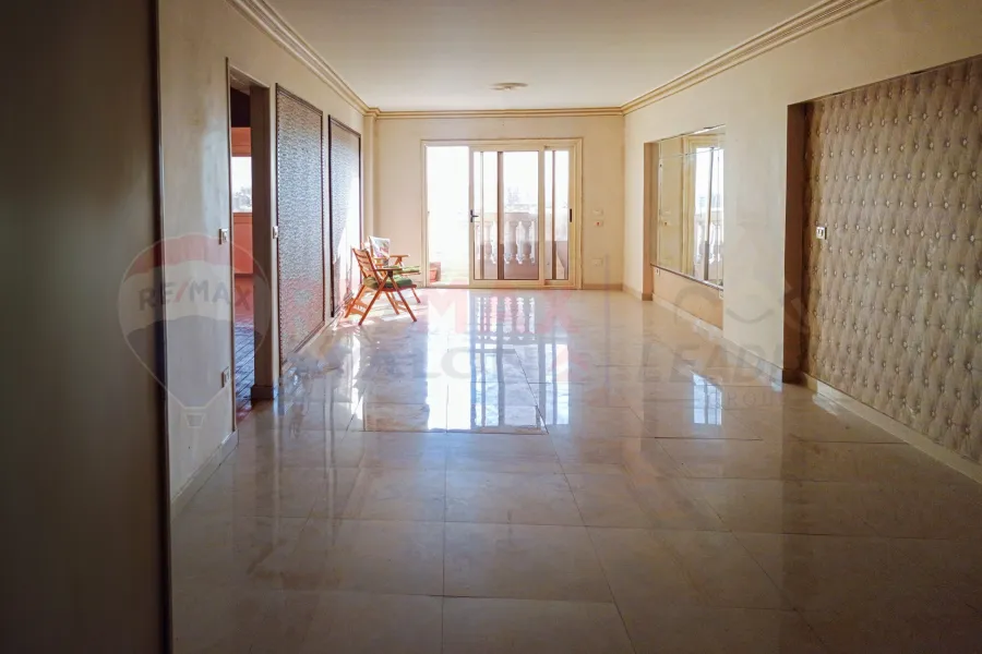 شقه للبيع 142 م كفر عبده (ش سكينة بنت الحسين)