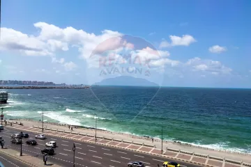 شقه للايجار145 م كامب شيزار (علي البحر مباشرة)