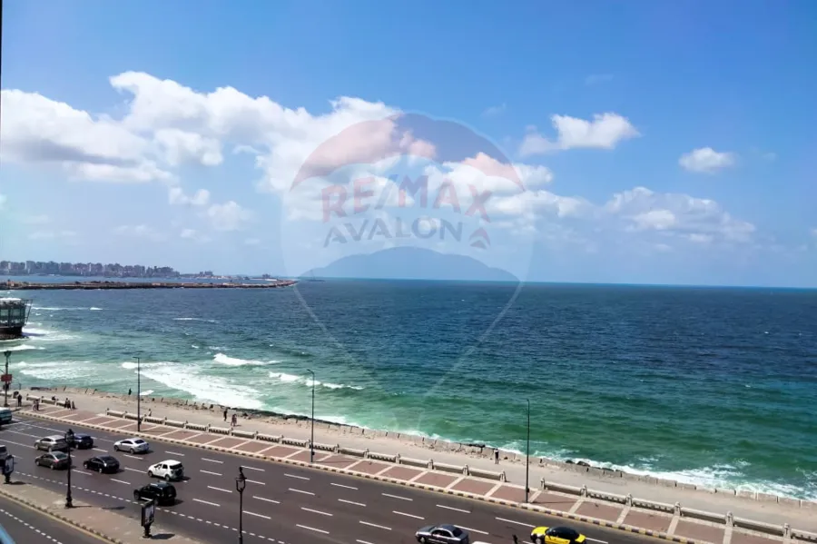 شقه للايجار145 م كامب شيزار (علي البحر مباشرة)