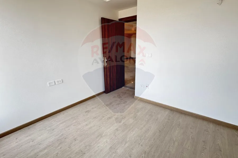 شقة للبيع 152 م سموحة (كومباوند سكاي لاين)