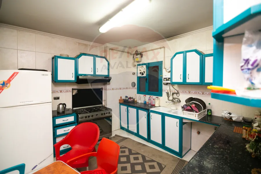 شقة للبيع 180 م لوران (ش عبد السلام عارف على الترام مباشرة)