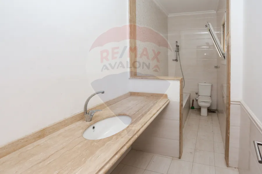 شقة للإيجار 285 م مباني + 210 م تراس سموحة (شارع زكي رجب)