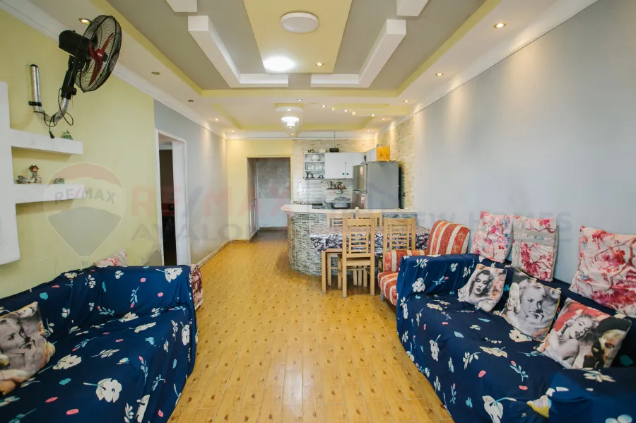 شقة للبيع 120 م سيدي بشر(علي البحر مباشرة)