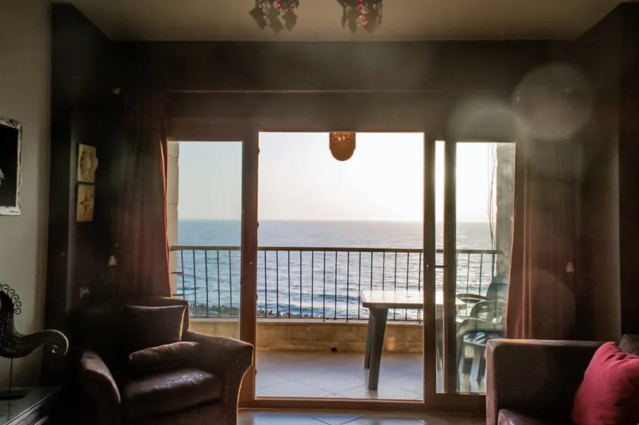 شقة  للايجار مفروش 120م سابا باشا (بانوراما رائعة على البحر مباشرة)