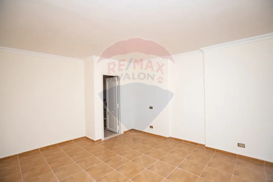 Apartment for rent 235 m Stanly (Directly on the sea )