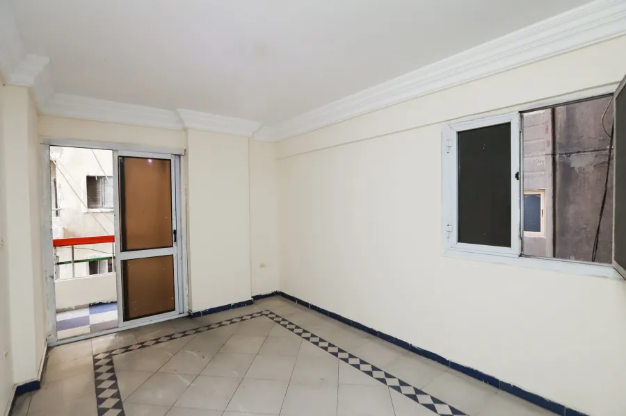 شقة للبيع 140 م ميامي (علي البحر مباشرة - خطوات من ش 45)