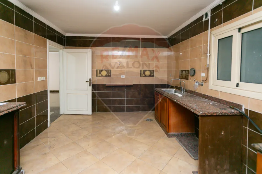 شقة للبيع 225 م لوران (علي الترام مباشرة)