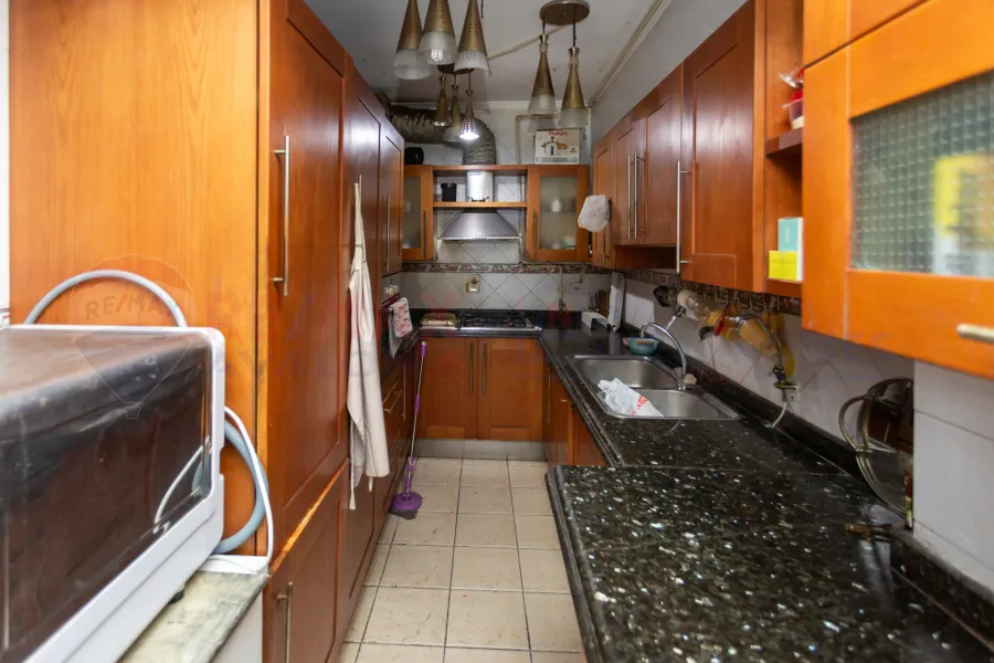 شقة للبيع 225 م كامب شيزار (علي البحر مباشرة)