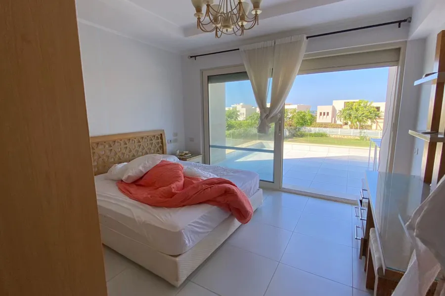 فيلا ستاند ألون كورنر (هاسيندا باي - سيدي عبد الرحمن) 1400 م + 1000 م جاردن - صف تاني بحر - 44,000,000 ج